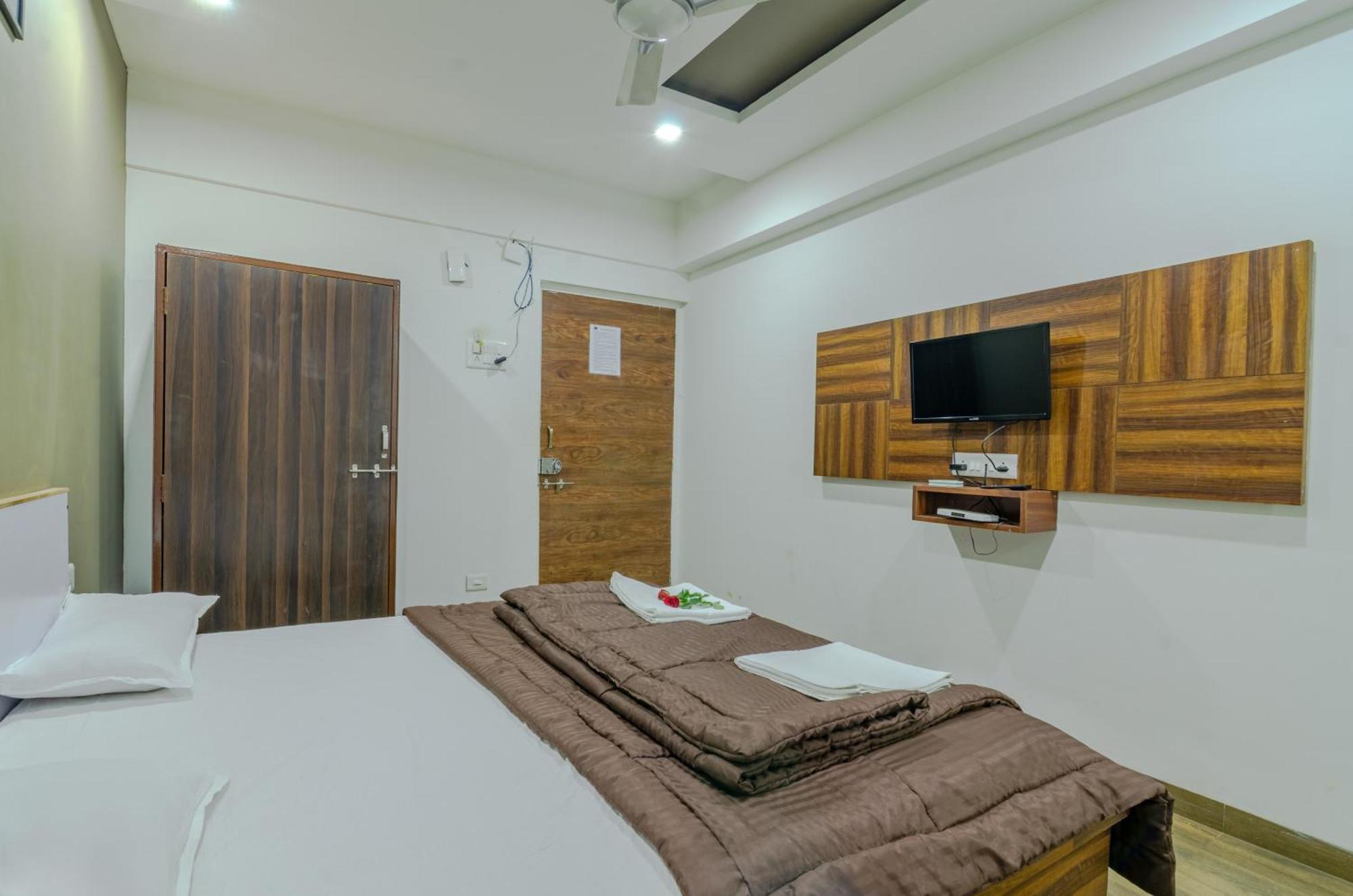 White House Beach Resort, Nagaon Екстер'єр фото