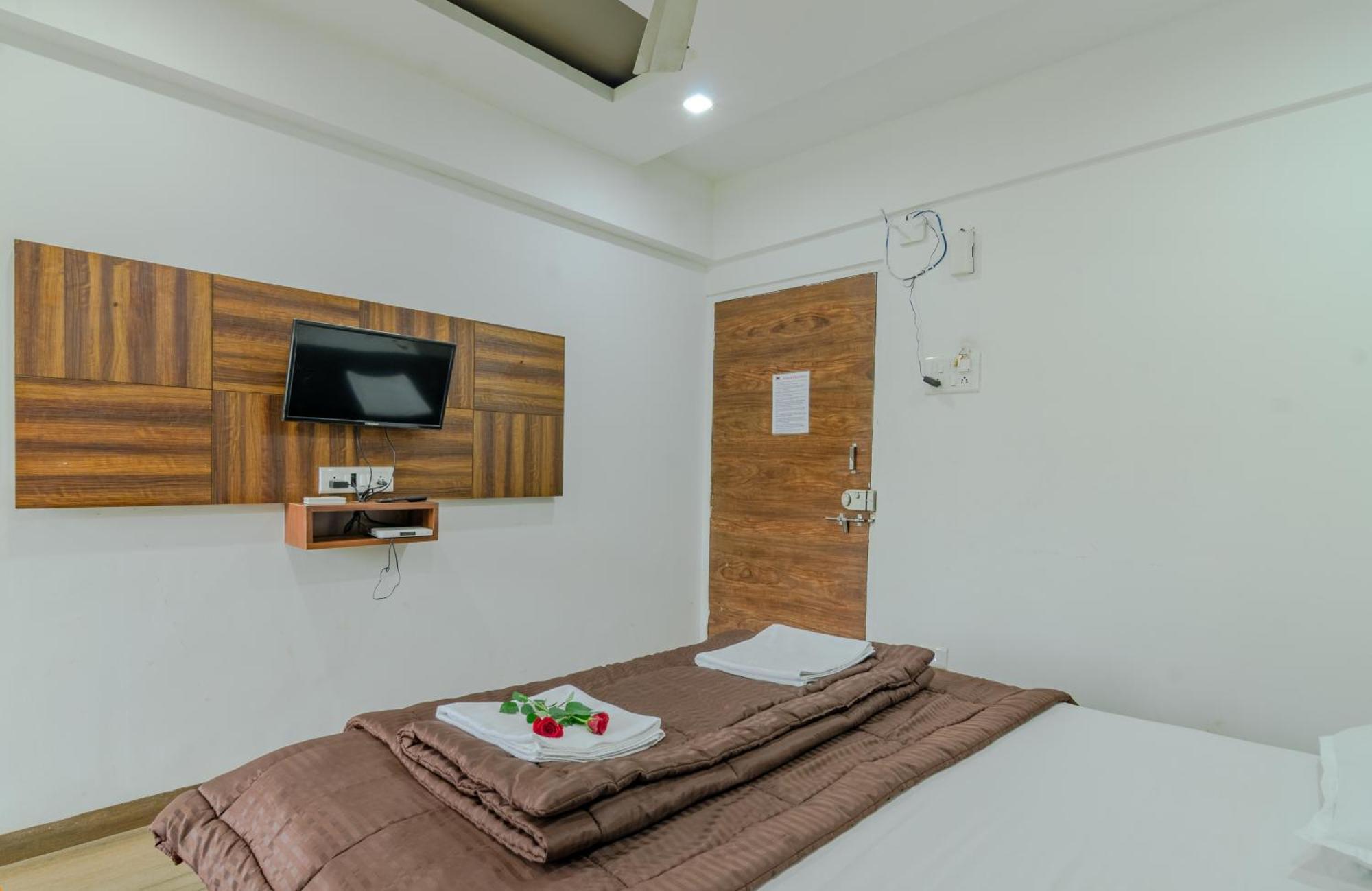 White House Beach Resort, Nagaon Екстер'єр фото
