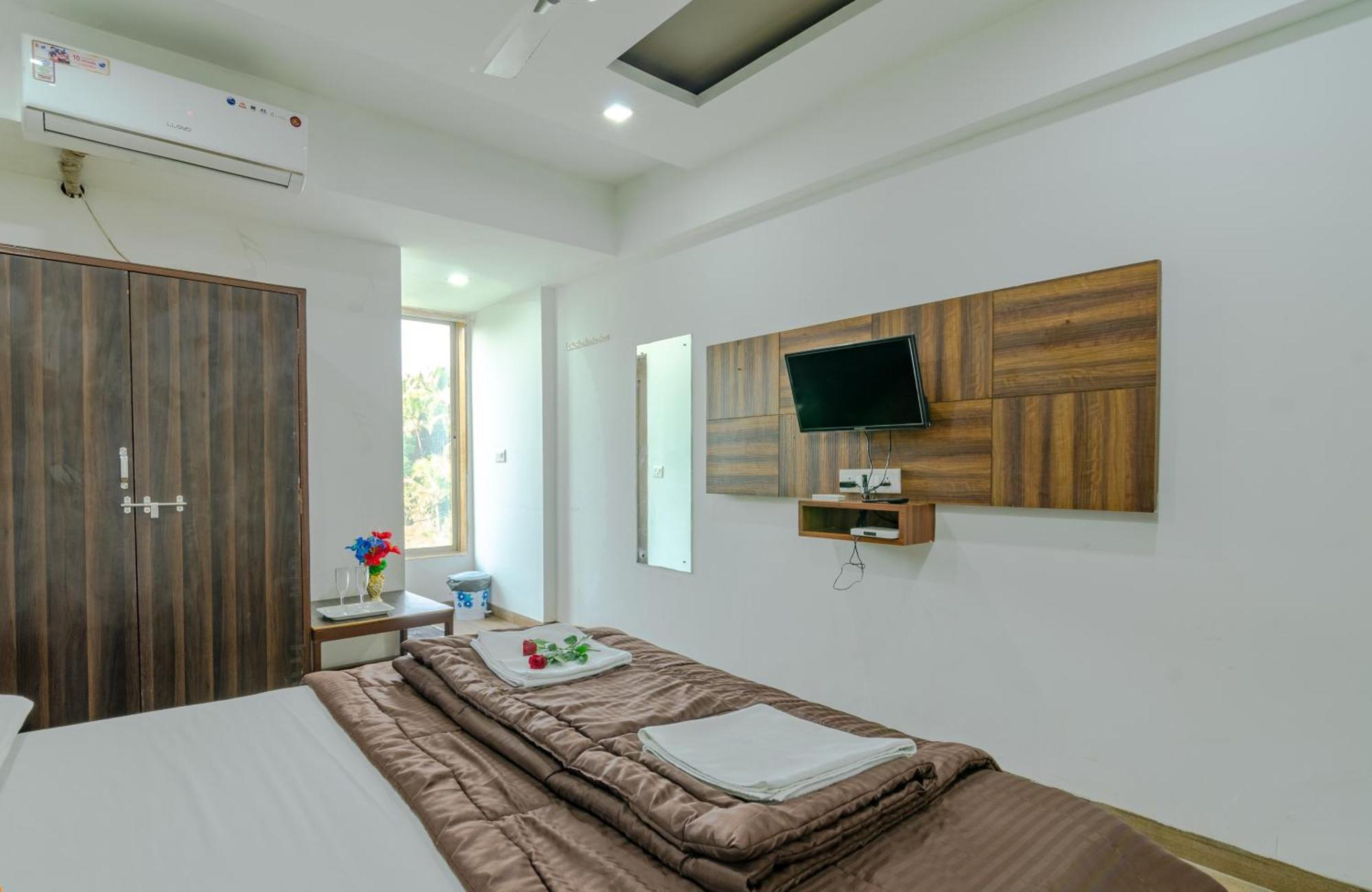 White House Beach Resort, Nagaon Екстер'єр фото